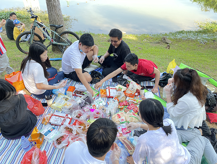 員工(gong)聚(ju)餐(can)